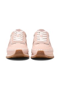 Ljusrosa mocka sneakers med en strukturerad design, vita snören och en gummisula med ett fiskbensmönster.