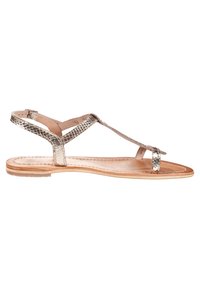 Metalen zilveren platte sandalen met een textuur bovenwerk, dunne bandjes en een natuurlijk leren zool. Minimalistisch ontwerp met een t-band stijl.