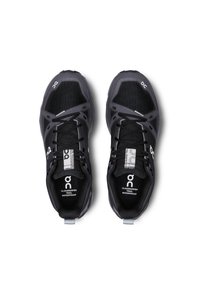 Chaussures de trail noires imperméables avec une tige en mesh, un embout renforcé et des semelles rembourrées. Comprend des accents réfléchissants et un logo signature.