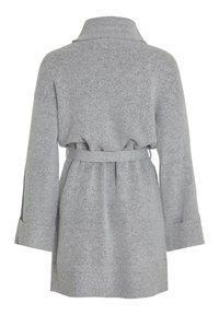 Manteau gris, en tissu doux, avec un col, une taille ceinturée et des manches longues. Présente une coupe ample et des poignets retroussés.