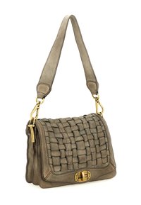 Borsa in pelle marrone con pattina intrecciata, ampia tracolla e chiusura a farfallina e accessori in tonalità oro.