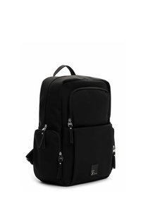 Juodas audinio kuprinės kuprinės su struktūrizuotu dizainu, turinti kelias kišenes su užtrauktukais, lygią tekstūrą ir mažą logotipo ženklą priekyje.