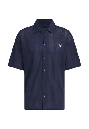 Chemise bleu marine à manches courtes avec boutons, tissu perforé et petit logo blanc sur la poitrine gauche.