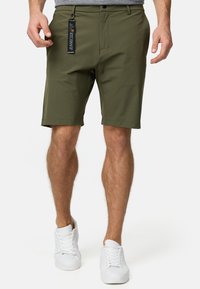 Shorts verts olives en matériau léger, dotés d'une poche avant, d'un design à l'avant plat et d'une taille avec fermeture à bouton.