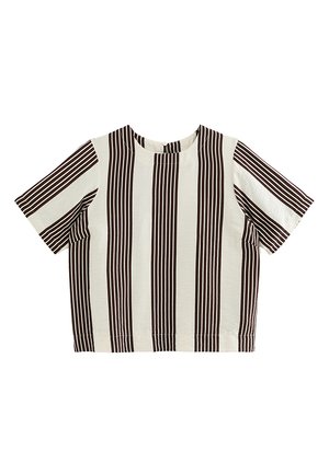 Korte mouwen, crop top met ronde hals en verticale bruin-witte strepen, met afwisselend dikke en dunne lijnenpatronen.