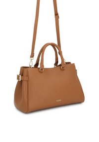 Καφέ δερμάτινη τσάντα με υφή, διαθέτοντας δύο κοντές λαβές, αποσπώμενο ιμάντα ώμου και διακριτικό λογότυπο στο μπροστινό μέρος. Χρυσές λεπτομέρειες.