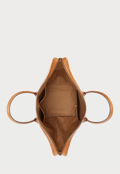 Κίτρινη δερμάτινη τσάντα με καφέ εσωτερικό, διαθέτοντας δύο πλευρικές τσέπες και κλείσιμο με φερμουάρ. Οι στρογγυλεμένες λαβές ολοκληρώνουν το σχέδιο.