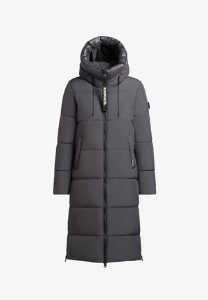 Cappotto invernale imbottito lungo di un grigio scuro, con colletto alto, cappuccio, zip anteriore, due tasche laterali e tirazip con marchio.