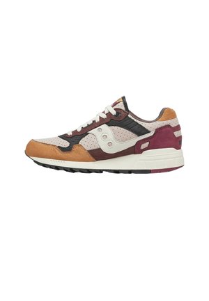 Vista laterale di una sneaker multicolore con suola bianca, lacci bianchi e parti in pelle e scamosciato marrone, bordeaux, nero e beige.