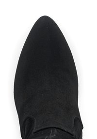 Zwarte suède enkelboot met een spitse neus en lage zijkanten. Glad textuur met minimale stiksels en geen zichtbare bevestigingsmiddelen.
