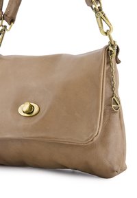 Brun lædertaske med en glat overflade, foldet flap, messinghardware og en kædedetalje fastgjort til stroppen.