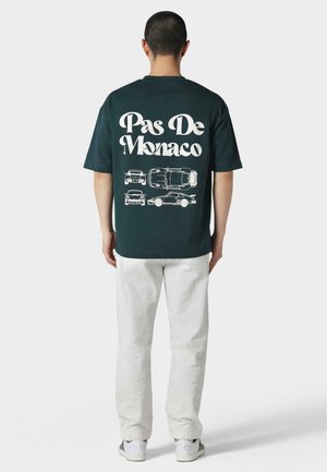 Pas de Monaco CARRE - Print T-shirt - forest