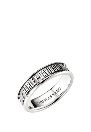 Silberner Ring mit "HARLEY-DAVIDSON" auf der Außenseite eingraviert und "THOMAS SABO" innen eingraviert.