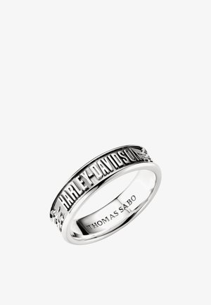 Silberner Ring mit "HARLEY-DAVIDSON" auf der Außenseite eingraviert und "THOMAS SABO" innen eingraviert.