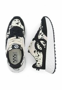Baskets noir et blanc avec un motif éclaboussé. Comprend des matériaux texturés, une languette rembourrée et un logo circulaire sur le côté.