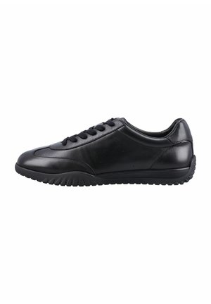 Czarny skórzany casualowy sneaker z sznurowaniem z przodu i teksturowaną gumową podeszwą, pokazany od zewnętrznej strony na białym tle.