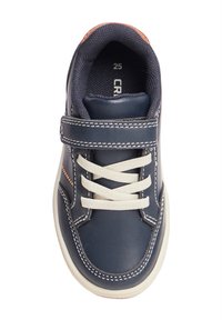 Marineblauer Ledersneaker mit weißen Schnürsenkeln und Riemenverschluss. Merkmale sind kontrastierende Nähte und ein weiches Innenfutter für Komfort. Größe 25.