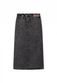 Falda midi de mezclilla en gris oscuro con cintura elástica, dos bolsillos traseros y una textura suave. Presenta desvanecidos sutiles y detalles de costura.