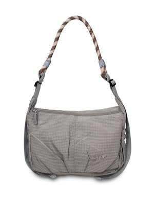 Sac bandoulière rectangulaire gris avec motif quadrillé fin, fermeture éclair, bretelles ajustables et poignée tressée avec des accents noirs et marron.