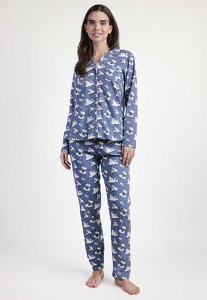 Conjunto de pijama azul que incluye una parte superior con botones y pantalones, con un patrón de pingüinos en la nieve. Tejido suave con un corte suelto y acentos en rosa claro.
