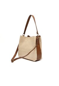 Borsa a spalla con corpo in tessuto intrecciato beige e dettagli in pelle marrone. Presenta una singola tracolla e una forma strutturata.