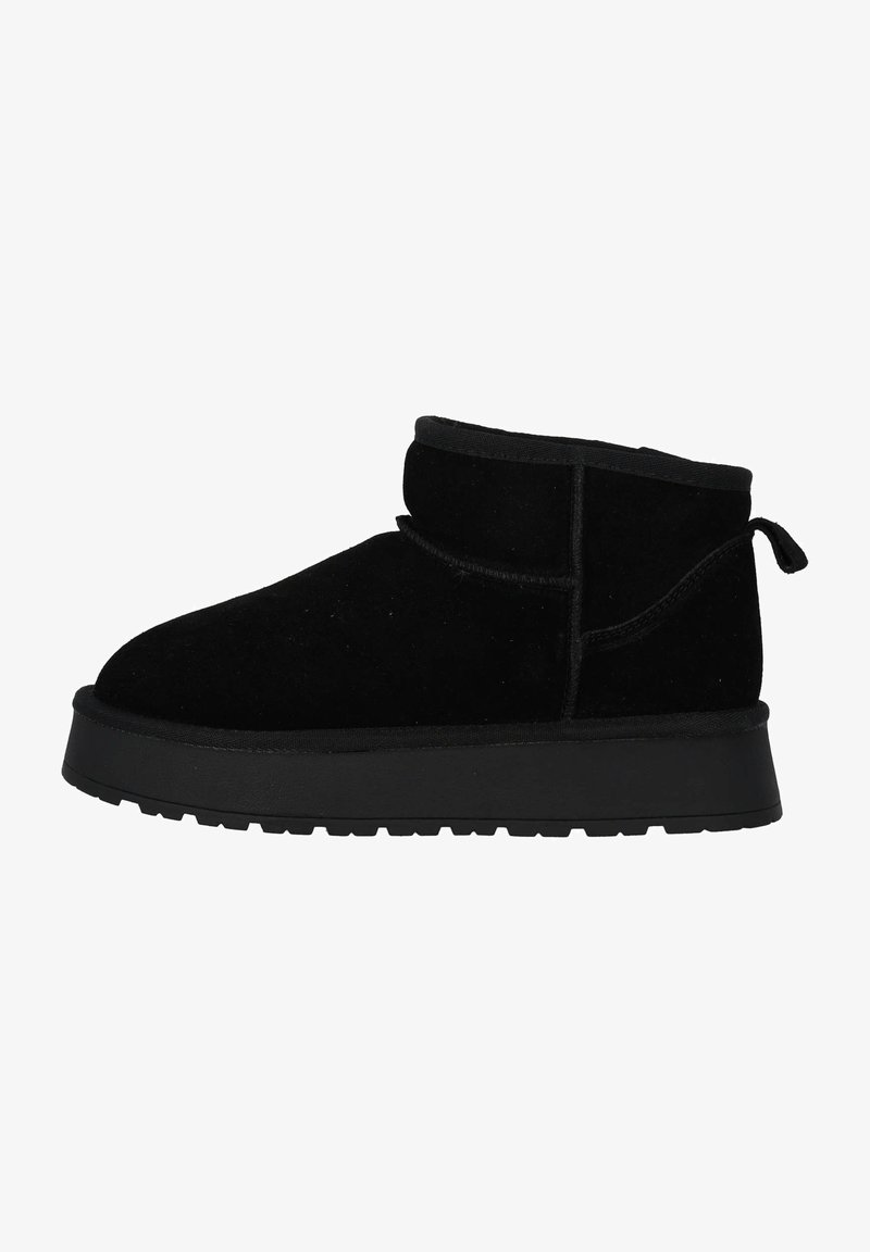 Schwarze Wildleder-Stiefeletten mit runder Zehenform und flacher Gummisohle. Mit umgeschlagenem Schaft und Schlaufe für einfaches Anziehen.