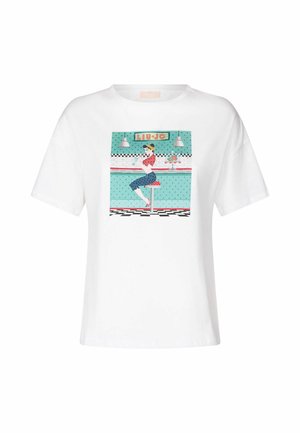 T-shirt bianco in cotone con una stampa grafica colorata di una donna in un diner, con dettagli in rosso e verde acqua, scollatura rotonda e maniche corte.