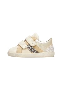 Sneaker beige per bambini con due cinghie in velcro, dettagli in suede e pelle metallica, motivo leopardato e tacco glitterato.
