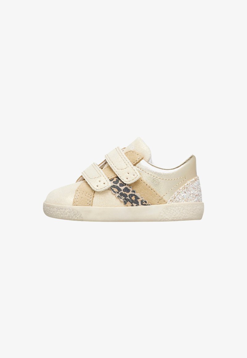 Zapatilla infantil beige con dos correas de Velcro, detalles de ante y cuero metálico, estampado de leopardo y un talón brillante.