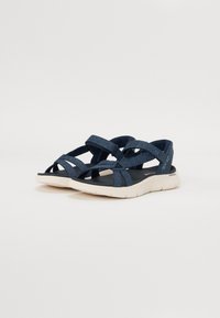 Blå stoffsandaler med flere stropper, med en polstret såle i lys beige. Teksturert materiale og justerbart design for komfort.