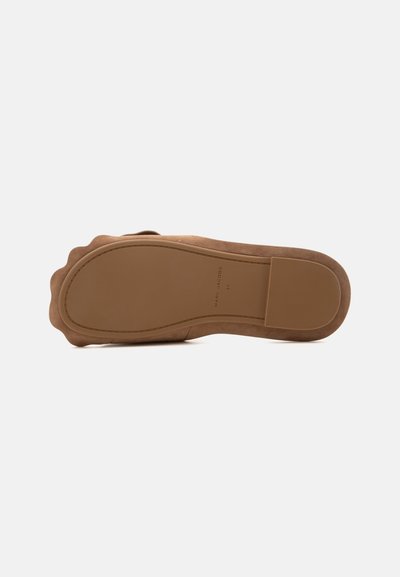 Semelle de chaussure plate marron avec un talon texturé et un bord festonné près de l’orteil, marquée "Marc Jacobs" et taille 37.