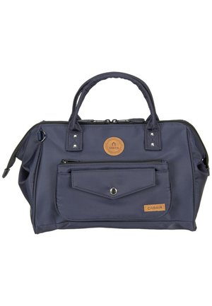 Marineblaue Handtasche mit doppelten Griffen, vorderer Reißverschlusstasche, Klappe mit Druckknopf und Lederetiketten der Marke "Cabaia".