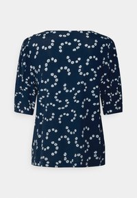 Blusa azul-marinho com um padrão floral em branco, mangas curtas bufantes e decote barco. Feita de tecido leve com uma textura suave.