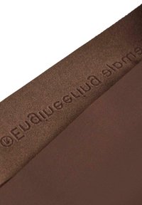 Brun elastisk bånd med en glat overflade. Har præget branding og et sømløst design. Kanten af båndet krummer let.