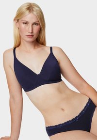 Bra blu navy con tessuto liscio e coppe triangolari, dotato di spalline sottili regolabili. Abbinato a panties coordinati, con dettagli in pizzo.