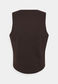 Hnědý přiléhavý top bez rukávů s kulatým lemováním a jemnými ševními detaily, vyrobený z hladké látky s m�írným elastickým efektem.
