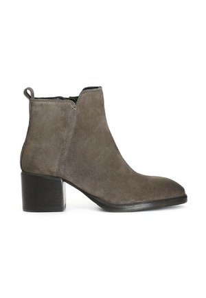 Stivaletto in suede grigio con punta arrotondata, tacco basso a blocco e linguetta sul retro; dettagli di cucitura lungo le cuciture.