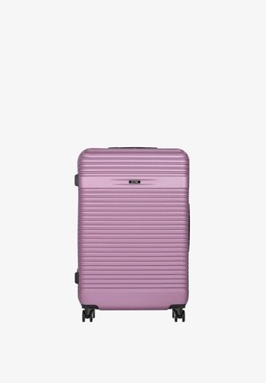 Twarda fioletowa walizka z poziomymi ryflowaniami, cztery czarne obrotowe kółka oraz czarna rączka na górze i z boku.