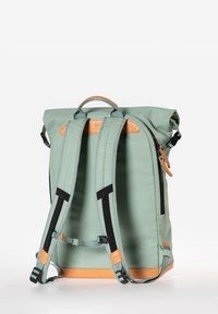Zaino a rotelle in materiale verde chiaro con dettagli in pelle beige. Presenta spallacci imbottiti e una tasca con zip sul lato.