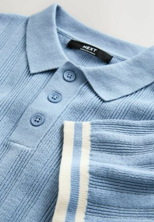 Hele sinine polo-särk tekstuurse kudumismustriga, kolm sinist nuppu ja mansetil kreemikastriibud. Brändi silt kannab nimetust "NEXT".