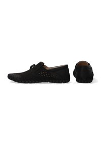 Czarne buty wsuwane z perforowanym wzorem, wykonane z elastycznego materiału, z płaską gumową podeszwą i okrągłym noskiem dla komfortu.