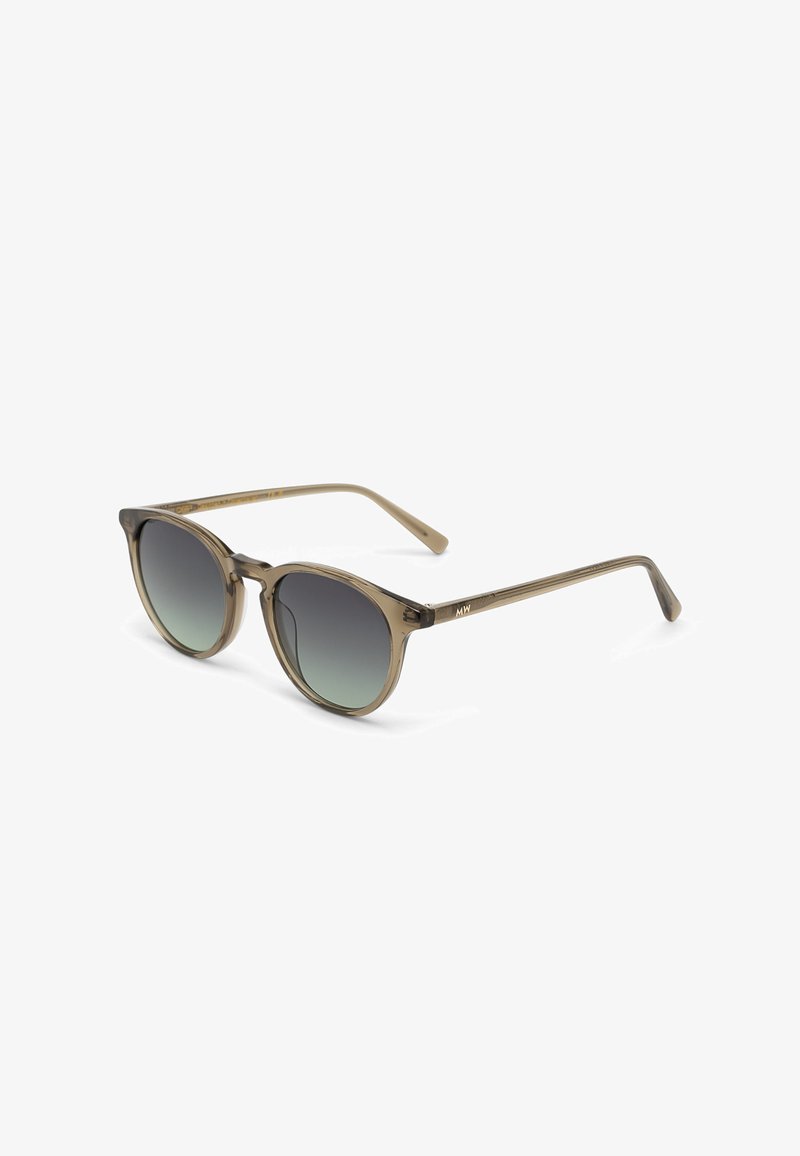 Lunettes de soleil rondes à dégradé avec montures en plastique transparent brun clair et branches fines inclinées vers l'extérieur.