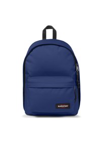 Mochila azul de nylon con una textura suave. Presenta un bolsillo frontal, cierre de cremallera y detalles en negro. Logo visible en la parte delantera.