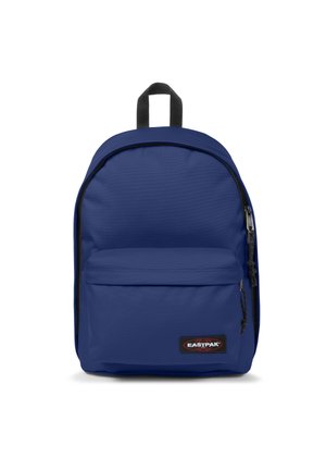 Zaino blu in nylon con una texture liscia. Presenta una tasca frontale, chiusura con cerniera e accenti neri. Logo stampato sulla parte anteriore.