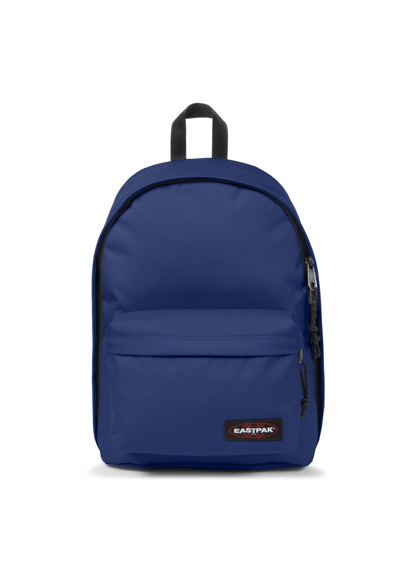 Mochila azul de nylon con una textura suave. Presenta un bolsillo frontal, cierre de cremallera y detalles en negro. Logo visible en la parte delantera.
