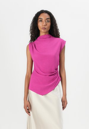 Fuksia uten ermer topp med høy hals og asymmetrisk hem, drapert design, myk tekstur, kombinert med et kremfarget skjørt.