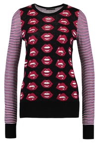 Gestrickter Pullover mit schwarzem Körper und rotem Lippenmuster. Gestreifte Ärmel in Rot, Weiß und Marineblau. Gerippter Halsausschnitt und Bündchen.