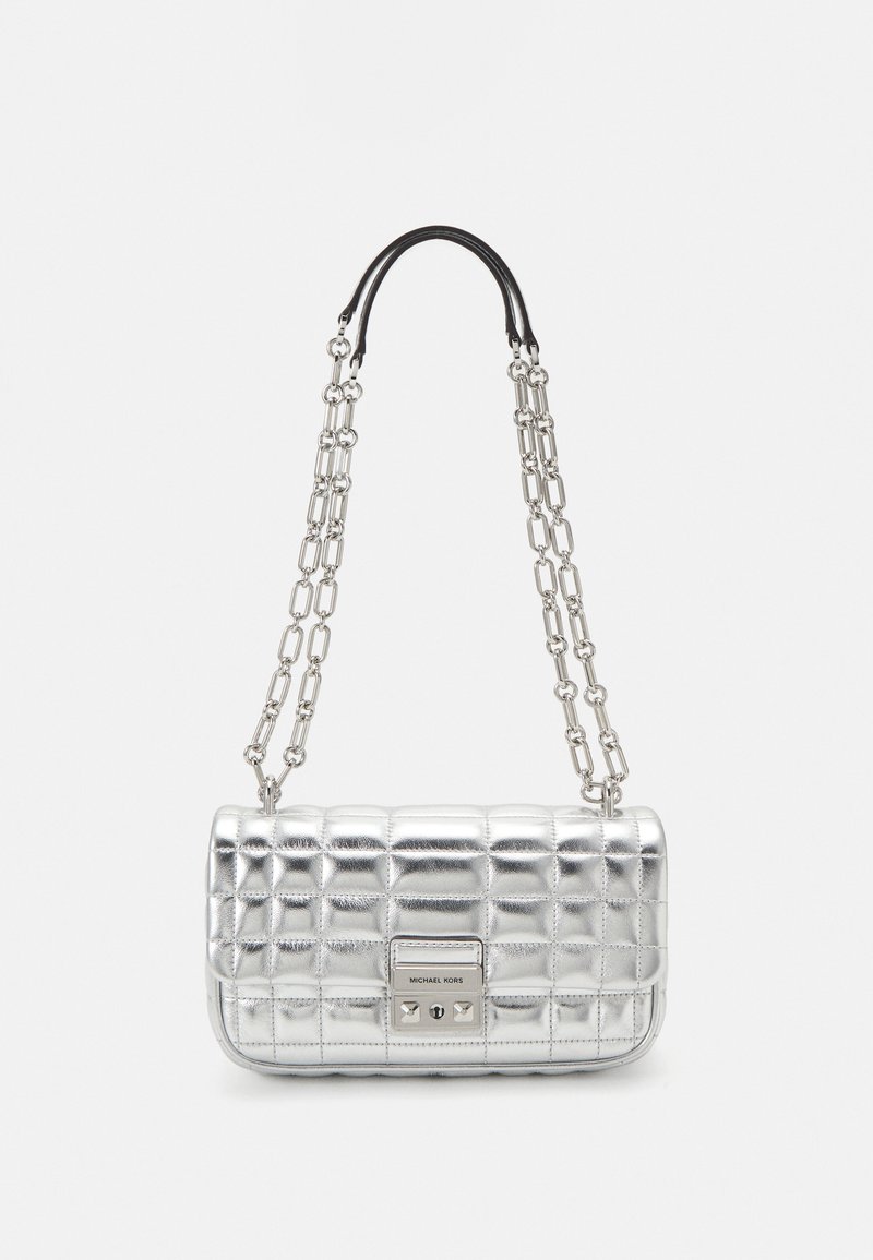 Bolsa de ombro de couro prateado acolchoado com uma alça preta, corrente cromada e hardware com logotipo na parte da frente. Forma retangular.