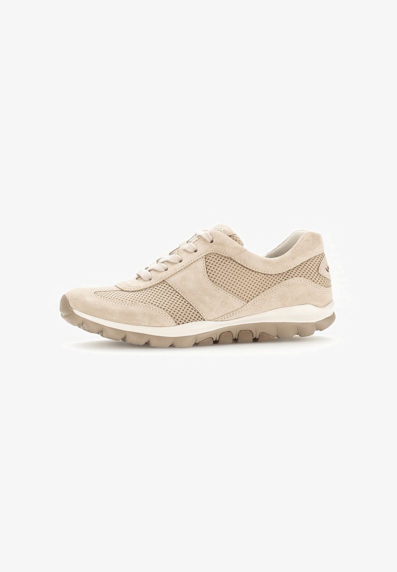 Beige suède sneakers met gaaspanelen, ronde neus, textuurovereenkomst en veters. Heeft een lichte hak en minimale merkvoering.