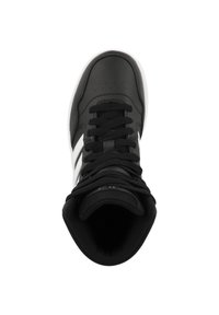 Czarne skórzane sneakersy typu high-top z białymi paskami, posiadające wyściełany kołnierz, sznurowane z przodu oraz perforowane detale w okolicy palców.